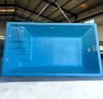piscina de fibra Luna45 prefabricada en azul con barandilla